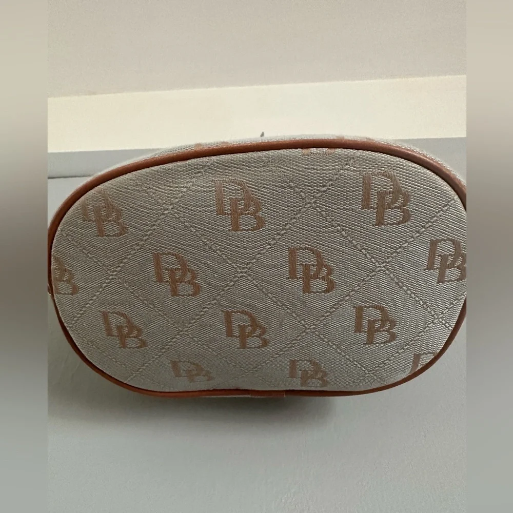 Dooney&Bourke light blue zippered bucket handbag with belt style strap - Picture 14 of 16